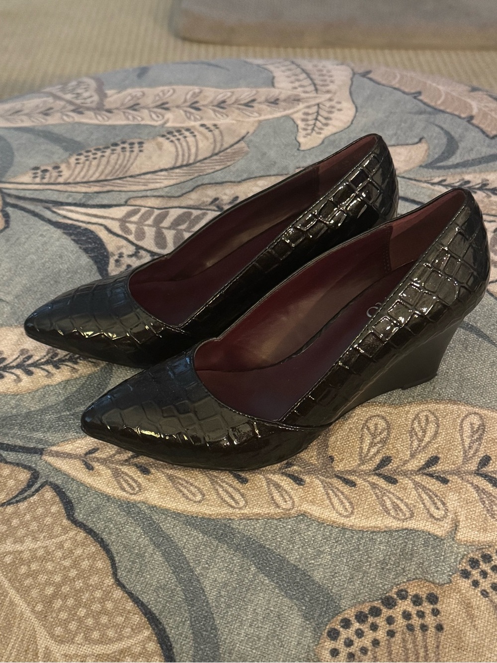 ❤️ Franco Sarto Black Patent Croc-Embossed Wedge Pumps